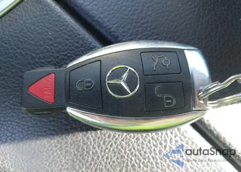 2017 Mercedes-Benz C 300 4Matic z USA, uszkodzony, nr VIN 55SWF4KBXHU195986